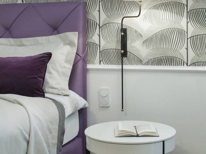 Schlafzimmer Beistelltisch-handgefertigtes Bett-Leseleuchte Schlafzimmer-Schlafzimmer Design Wien